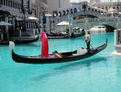 contemporary-public-light-art-arts-arte-biennale-venice-gondola-sculpture-manfred-Kielnhofer-...webp