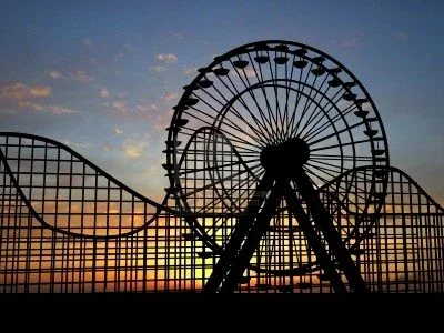 1471036-ferris-wheel-and-amusement-park.webp
