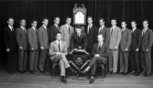 Skull_and_Crossbones_c1947,_GHW_Bush_left_of_clock.webp