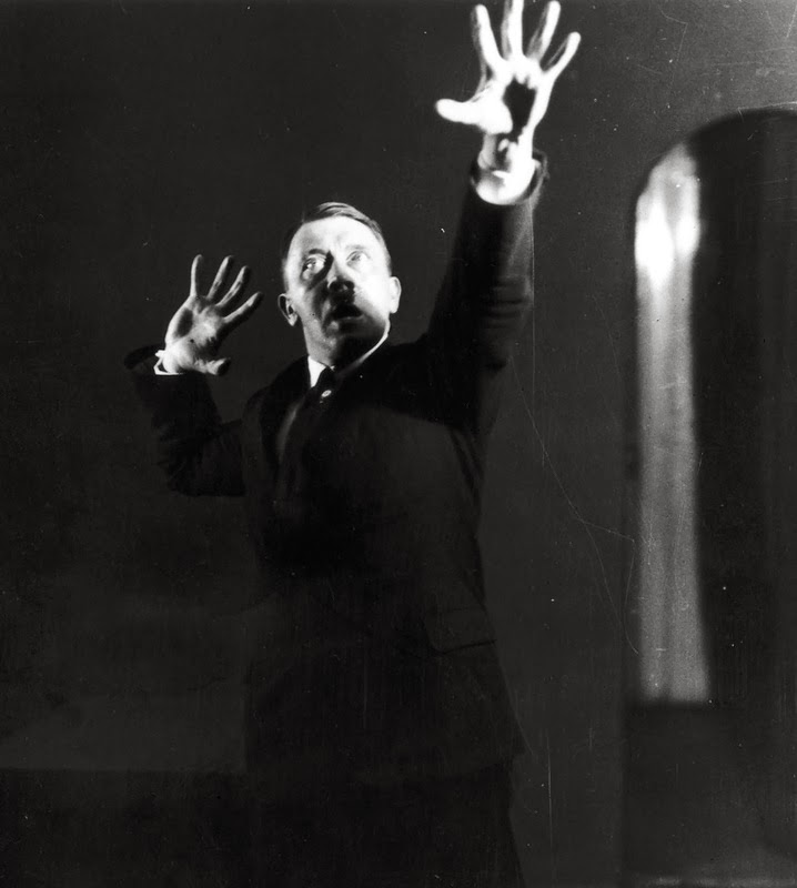 71+-+Hitler+rehearsing+his+speech+in+front+of+the+mirror+1925.jpg