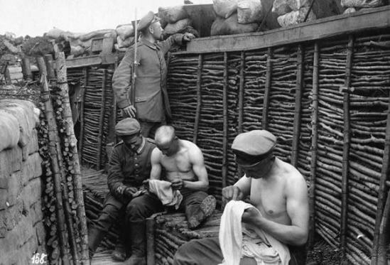 soldiers-picking-lice-from-clothes.jpg
