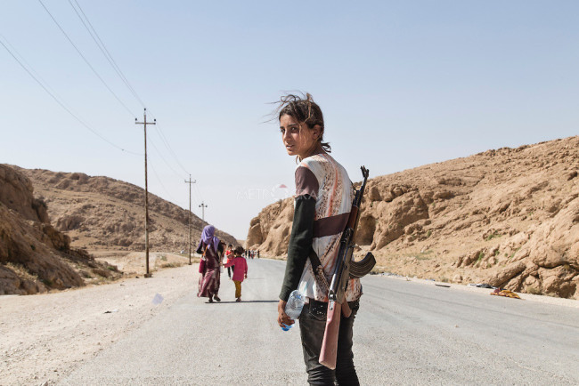 Yezidi-girl-carries-an-assault-rifle-to-protect-her-family-against-ISIS-650x434.jpg