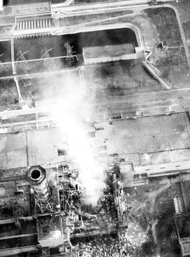 Chernobyl_burning-aerial_view_of_core.jpg