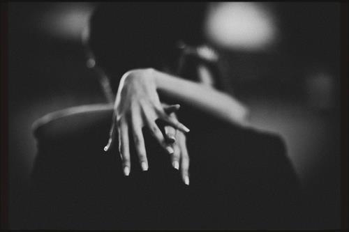 black-and-white-couple-embrace-hands-kiss-favim-com-414857.jpg