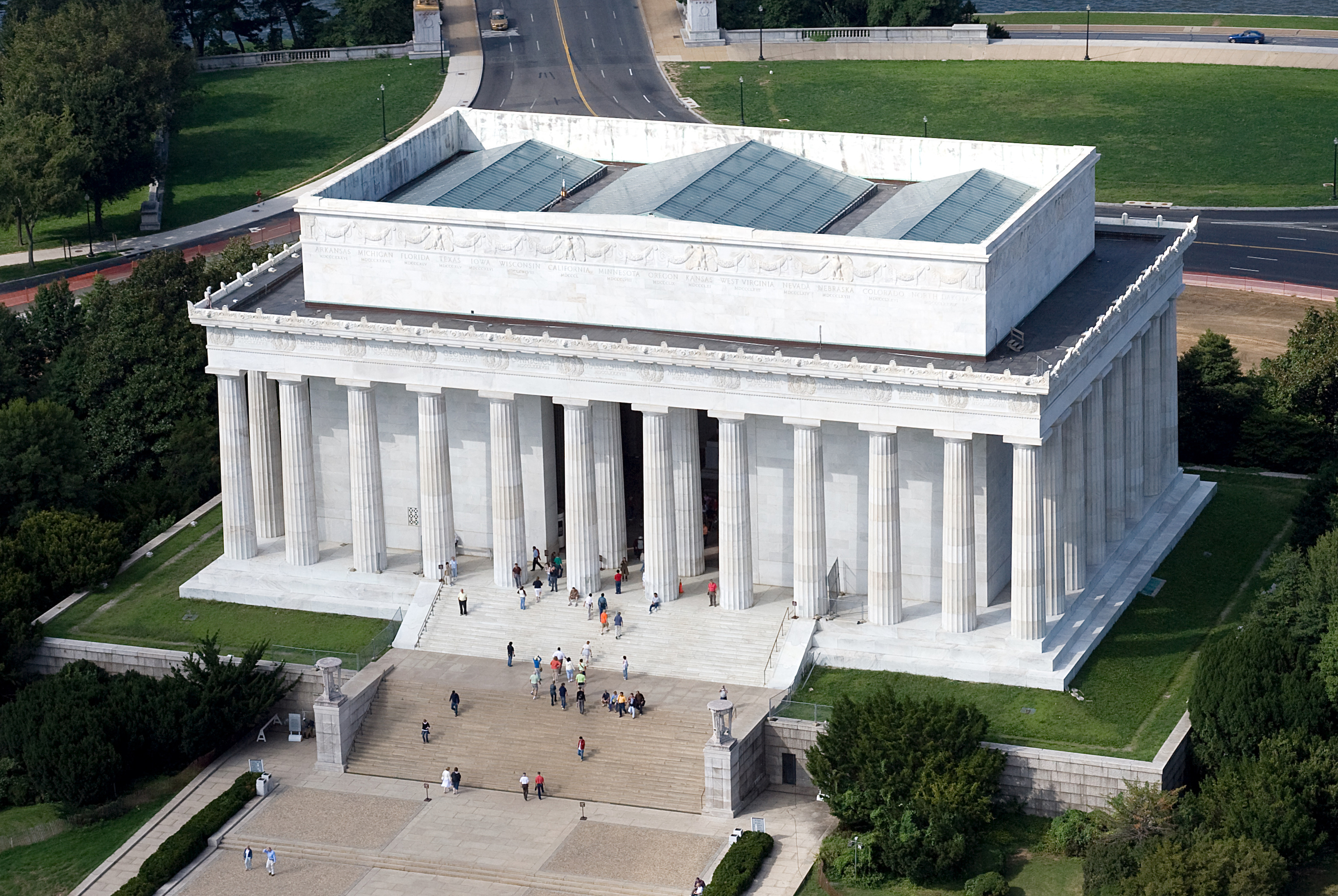 Aerial_view_of_Lincoln_Memorial_-_east_side_EDIT.jpeg