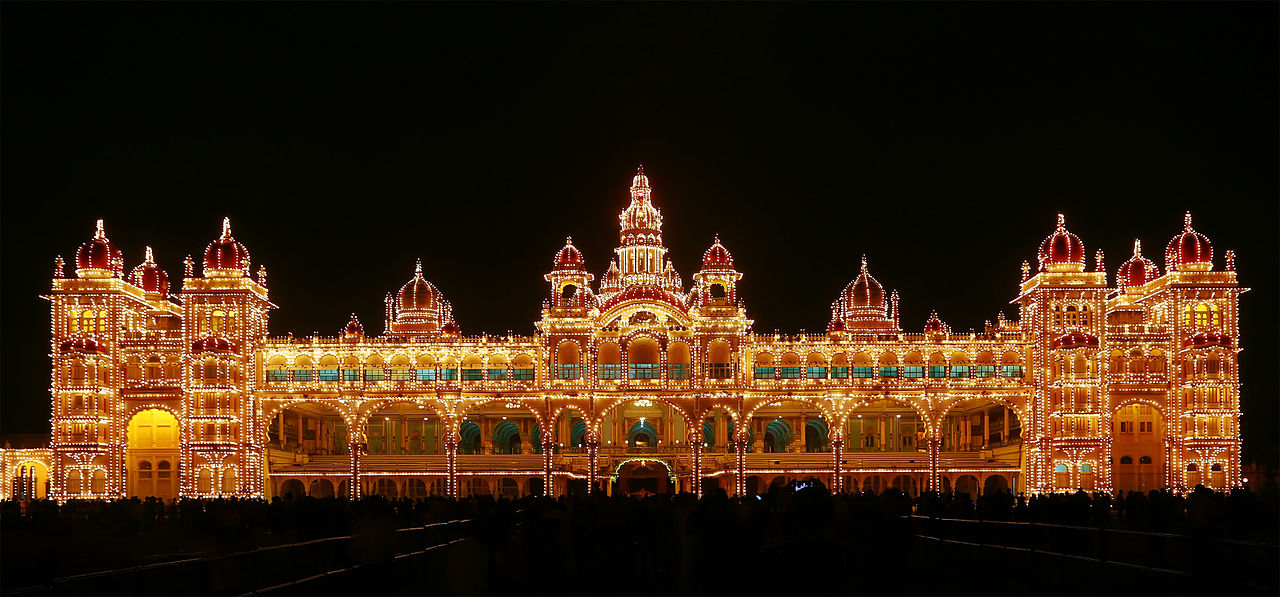 1280px-Mysore_palace_illuminated.jpg