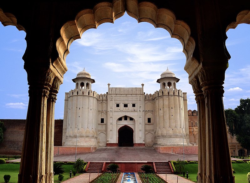 800px-Lahore_Fort_view_from_Baradari.jpg